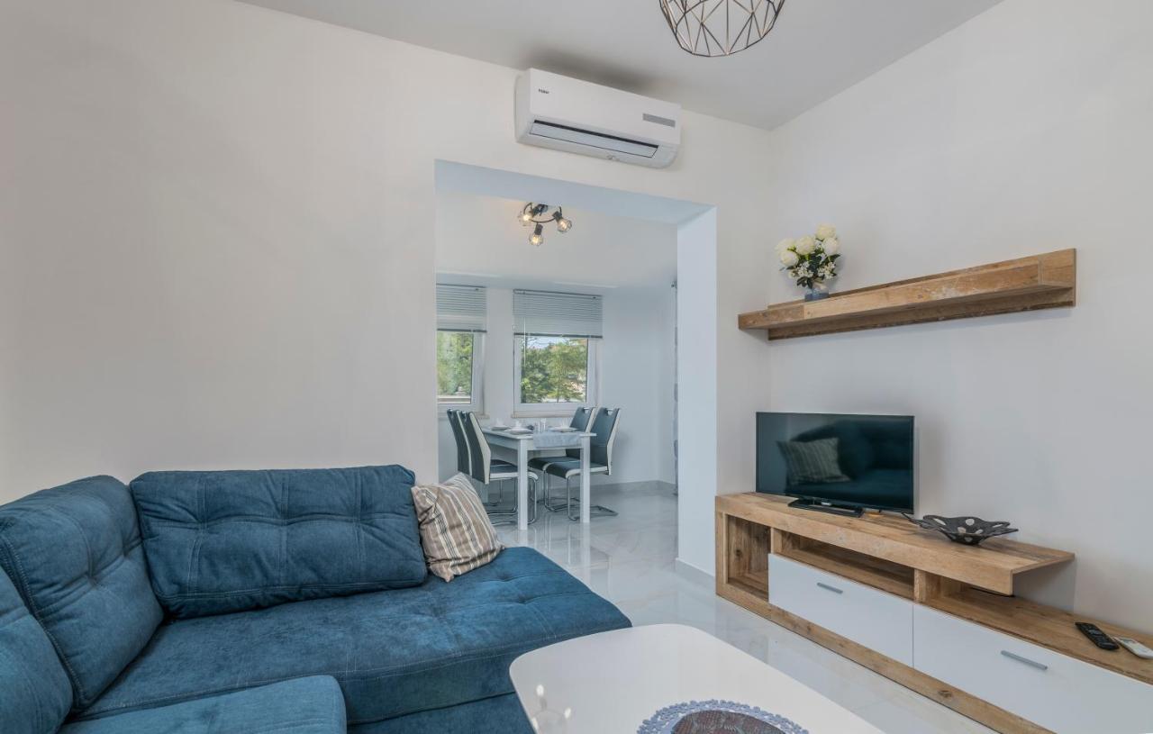 B&B Dujmovic Malinska Bagian luar foto