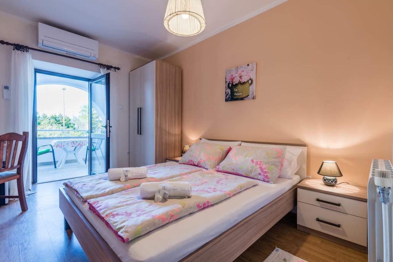 B&B Dujmovic Malinska Bagian luar foto