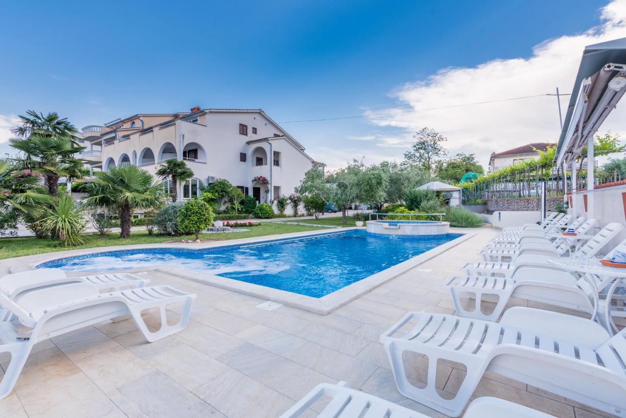 B&B Dujmovic Malinska Bagian luar foto
